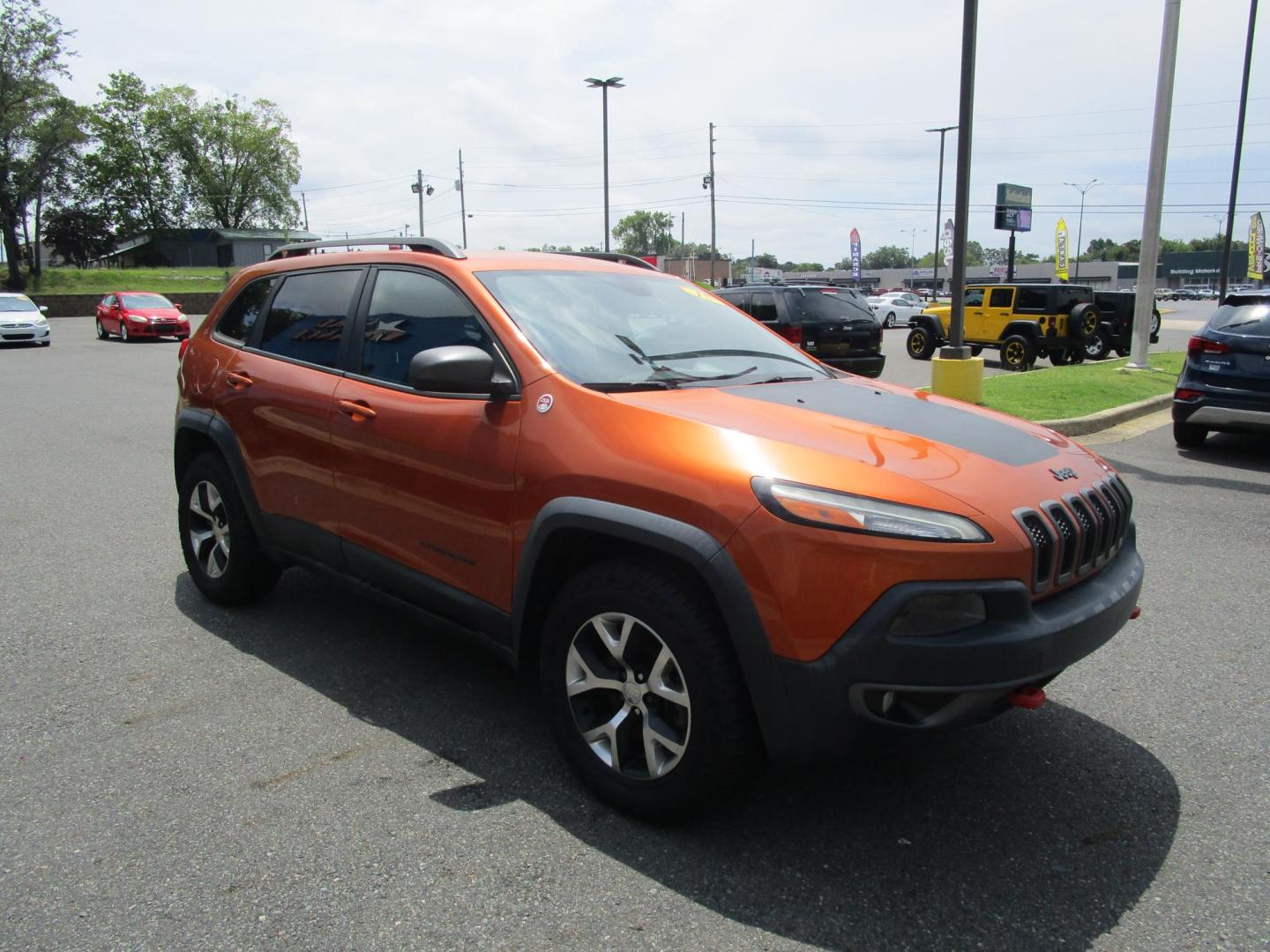 2015 Orange /BLACK Jeep Cherokee Trailhawk 4WD (1C4PJMBS9FW) with an 3.2L V6 DOHC 24V engine, 9-Speed Automatic transmission, located at 1814 Albert Pike Road, Hot Springs, AR, 71913, (501) 623-1717, 34.494228, -93.094070 - Photo#3