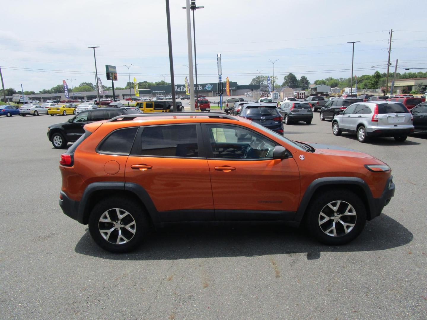2015 Orange /BLACK Jeep Cherokee Trailhawk 4WD (1C4PJMBS9FW) with an 3.2L V6 DOHC 24V engine, 9-Speed Automatic transmission, located at 1814 Albert Pike Road, Hot Springs, AR, 71913, (501) 623-1717, 34.494228, -93.094070 - Photo#4