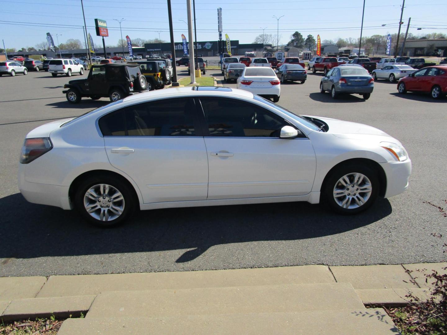 2010 WHITE /TAN Nissan Altima 2.5 (1N4AL2AP7AN) with an 2.5L L4 DOHC 16V engine, 6-Speed Manual transmission, located at 1814 Albert Pike Road, Hot Springs, AR, 71913, (501) 623-1717, 34.494228, -93.094070 - Photo#2