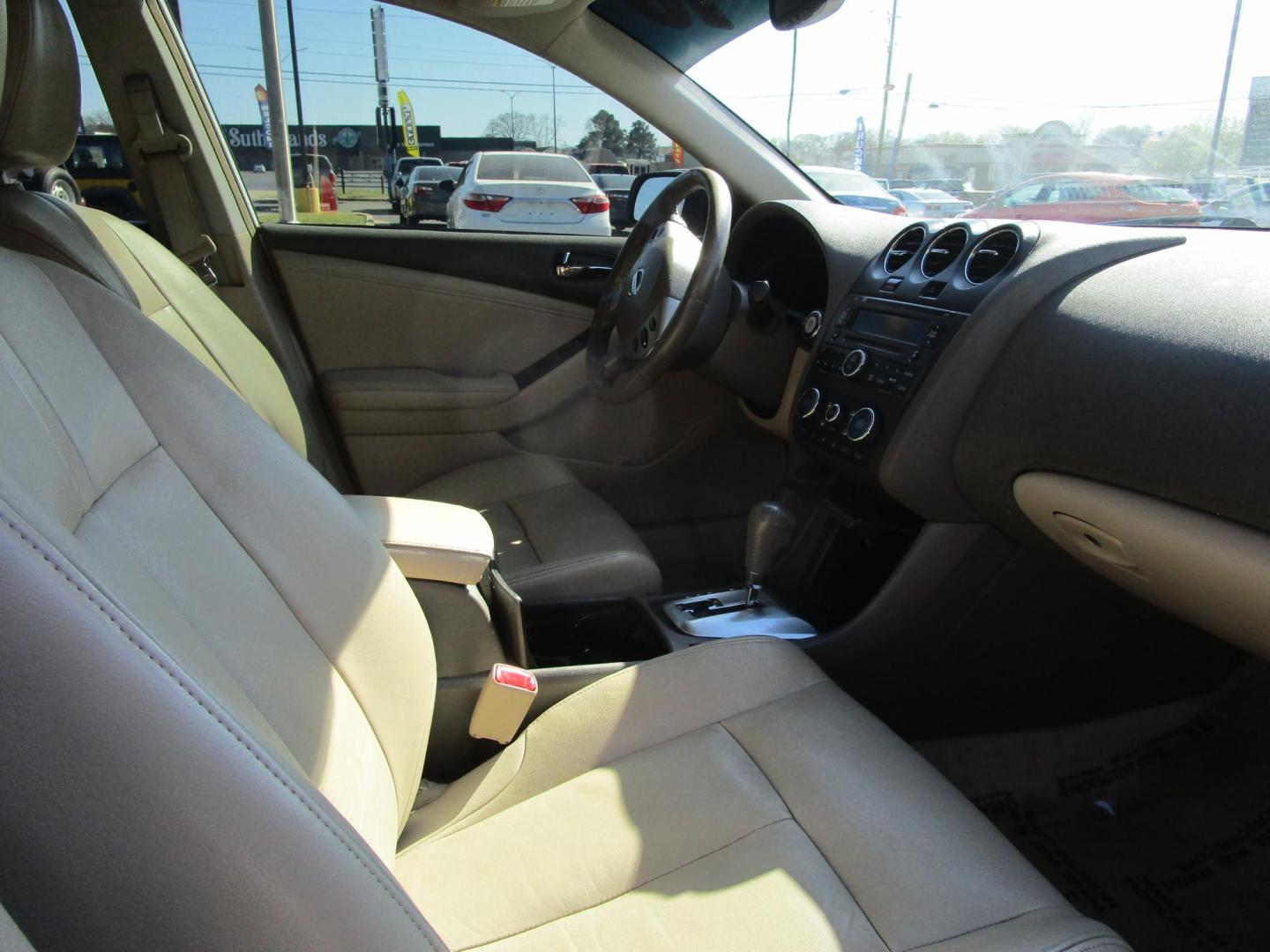 2010 WHITE /TAN Nissan Altima 2.5 (1N4AL2AP7AN) with an 2.5L L4 DOHC 16V engine, 6-Speed Manual transmission, located at 1814 Albert Pike Road, Hot Springs, AR, 71913, (501) 623-1717, 34.494228, -93.094070 - Photo#5