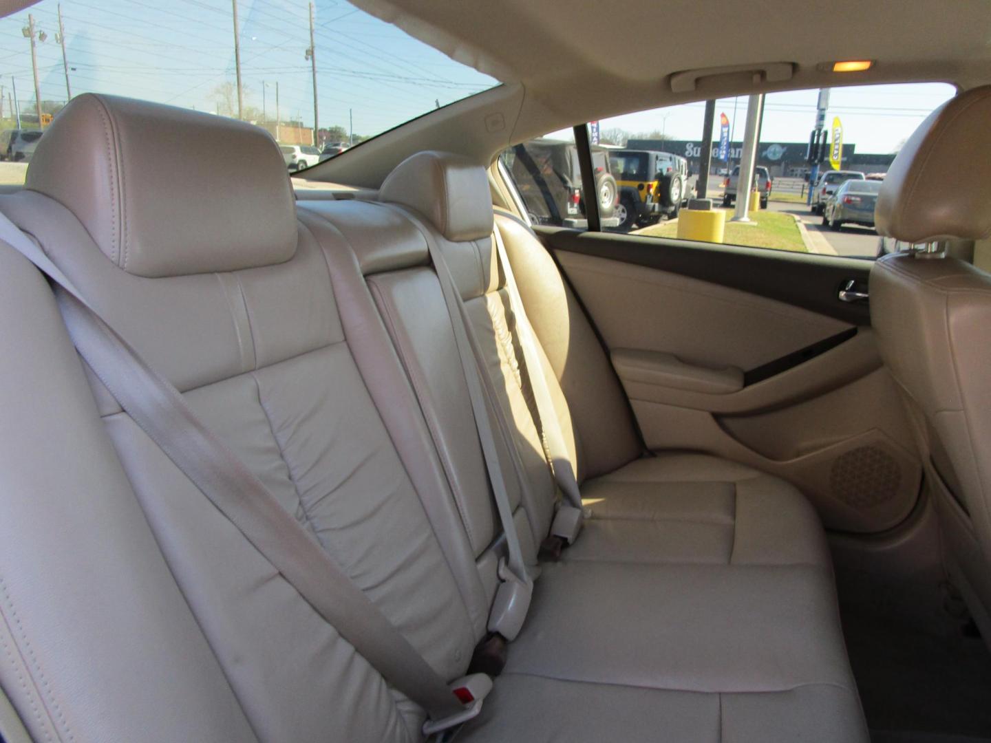 2010 WHITE /TAN Nissan Altima 2.5 (1N4AL2AP7AN) with an 2.5L L4 DOHC 16V engine, 6-Speed Manual transmission, located at 1814 Albert Pike Road, Hot Springs, AR, 71913, (501) 623-1717, 34.494228, -93.094070 - Photo#6