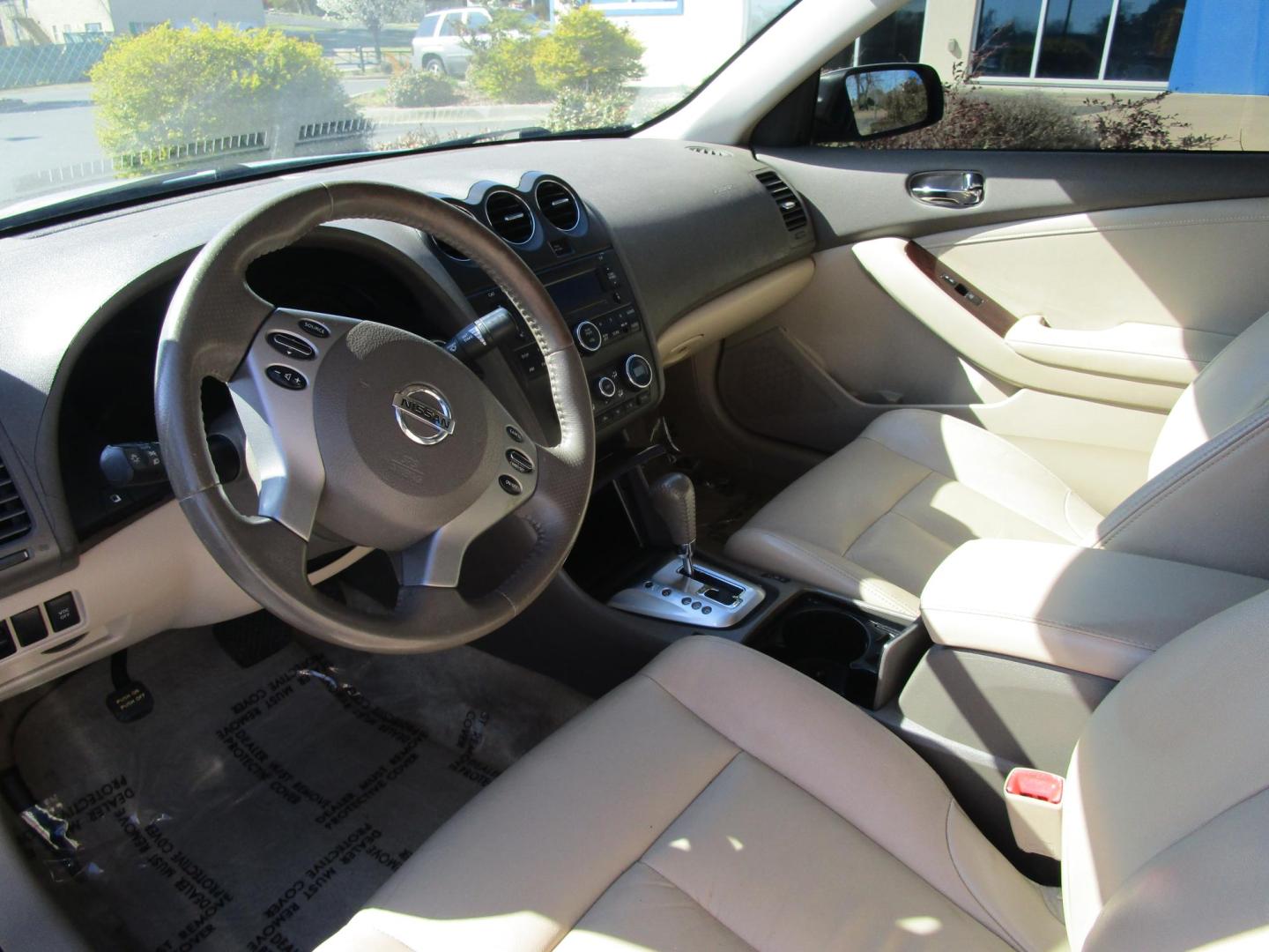 2010 WHITE /TAN Nissan Altima 2.5 (1N4AL2AP7AN) with an 2.5L L4 DOHC 16V engine, 6-Speed Manual transmission, located at 1814 Albert Pike Road, Hot Springs, AR, 71913, (501) 623-1717, 34.494228, -93.094070 - Photo#4