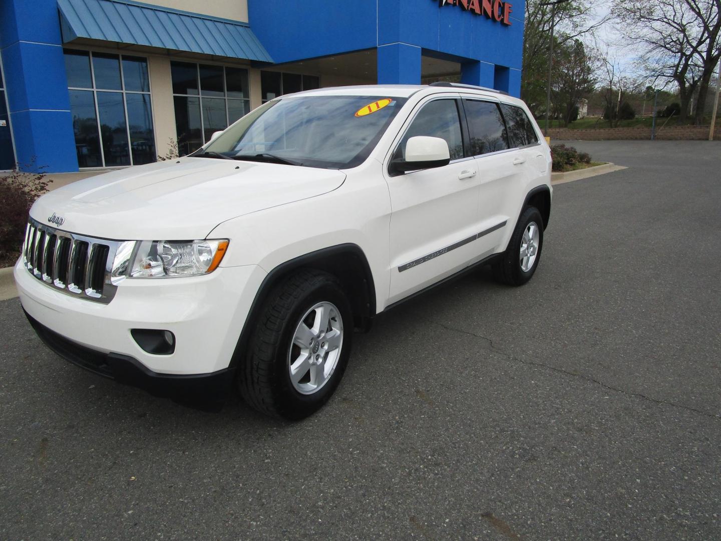 2011 WHITE /Tan / Cloth Jeep Grand Cherokee Laredo 2WD (1J4RS4GG6BC) with an 3.6L V6 DOHC 24V engine, 5-Speed Automatic transmission, located at 1814 Albert Pike Road, Hot Springs, AR, 71913, (501) 623-1717, 34.494228, -93.094070 - Photo#1
