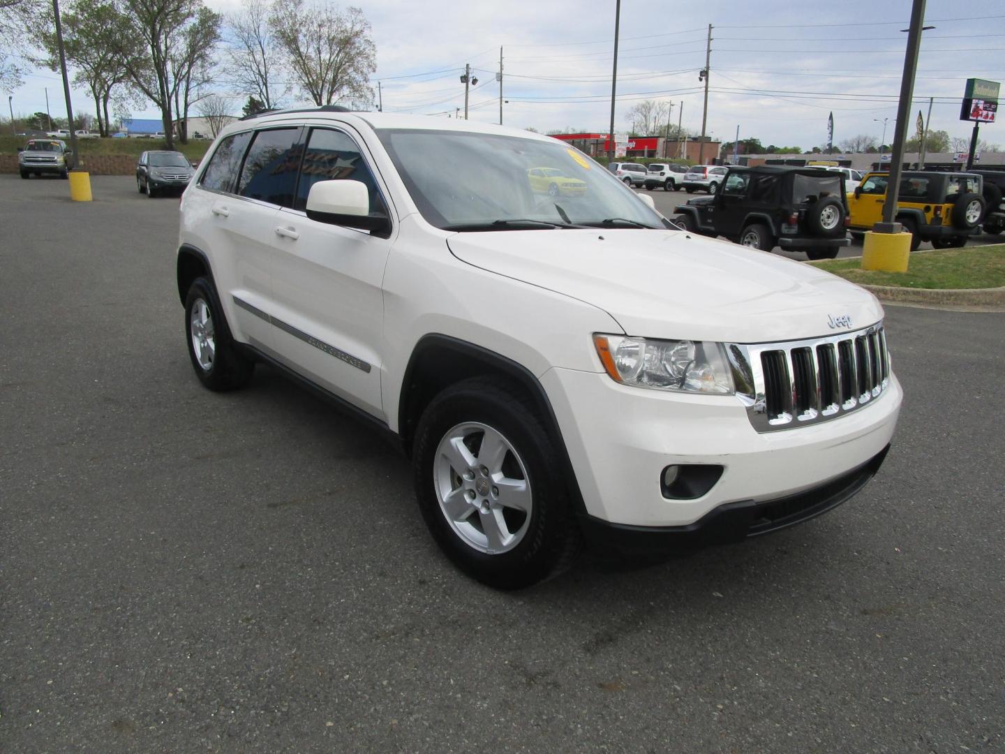 2011 WHITE /Tan / Cloth Jeep Grand Cherokee Laredo 2WD (1J4RS4GG6BC) with an 3.6L V6 DOHC 24V engine, 5-Speed Automatic transmission, located at 1814 Albert Pike Road, Hot Springs, AR, 71913, (501) 623-1717, 34.494228, -93.094070 - Photo#4
