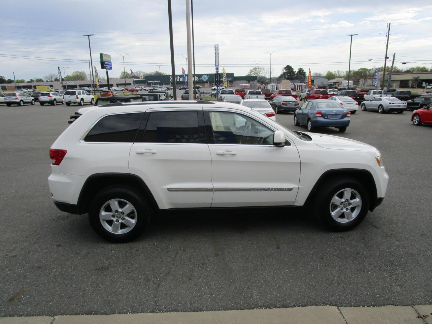 2011 WHITE /Tan / Cloth Jeep Grand Cherokee Laredo 2WD (1J4RS4GG6BC) with an 3.6L V6 DOHC 24V engine, 5-Speed Automatic transmission, located at 1814 Albert Pike Road, Hot Springs, AR, 71913, (501) 623-1717, 34.494228, -93.094070 - Photo#3