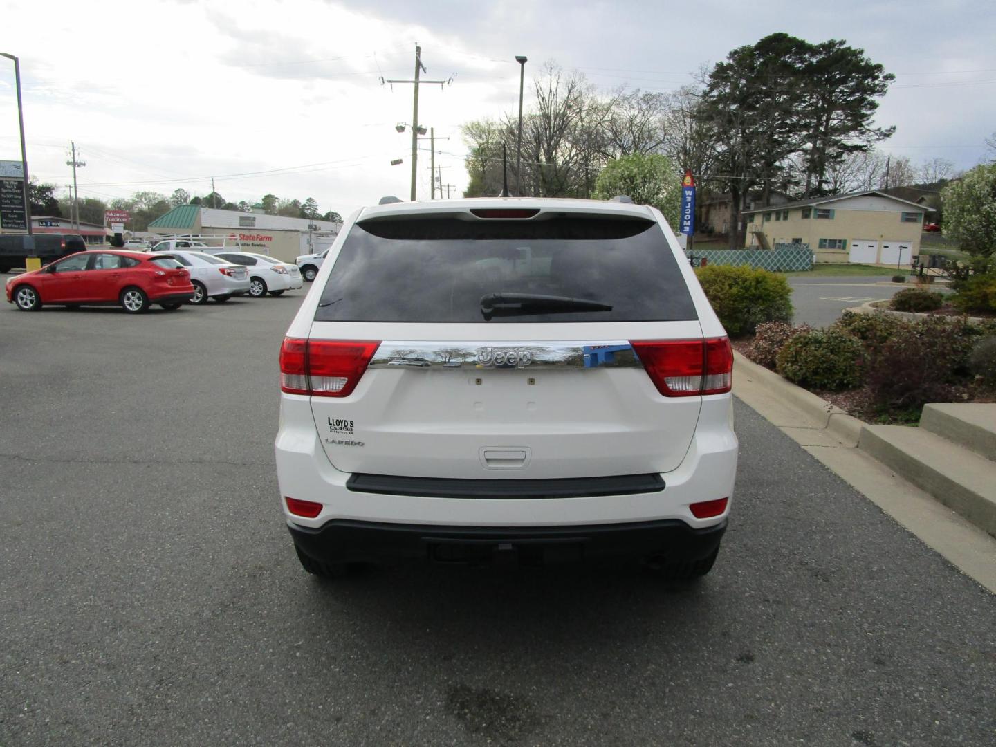 2011 WHITE /Tan / Cloth Jeep Grand Cherokee Laredo 2WD (1J4RS4GG6BC) with an 3.6L V6 DOHC 24V engine, 5-Speed Automatic transmission, located at 1814 Albert Pike Road, Hot Springs, AR, 71913, (501) 623-1717, 34.494228, -93.094070 - Photo#5