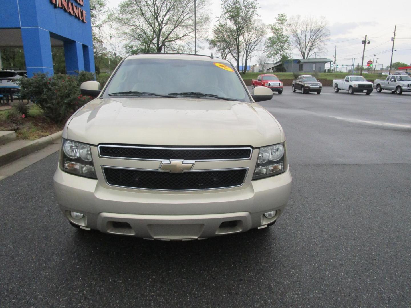 2009 GOLD /Tan Chevrolet Tahoe LT1 2WD (1GNEC23359R) with an 5.3L V8 OHV 16V FFV engine, 6-Speed Automatic transmission, located at 1814 Albert Pike Road, Hot Springs, AR, 71913, (501) 623-1717, 34.494228, -93.094070 - Photo#2
