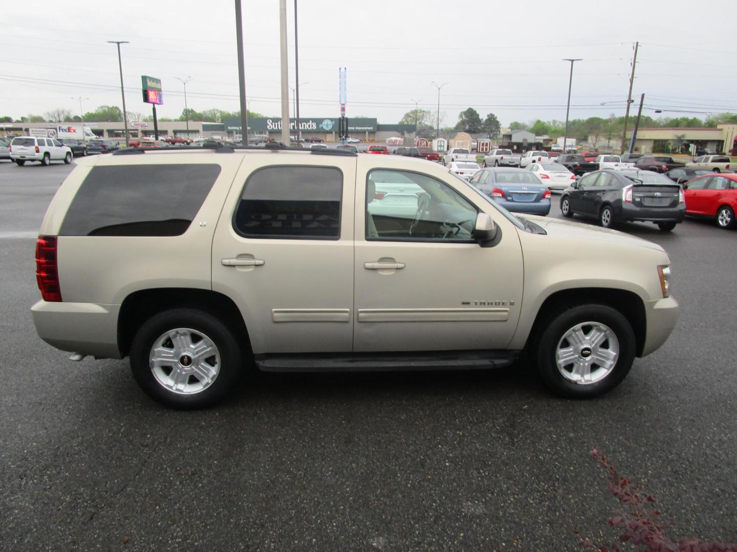 2009 GOLD /Tan Chevrolet Tahoe LT1 2WD (1GNEC23359R) with an 5.3L V8 OHV 16V FFV engine, 6-Speed Automatic transmission, located at 1814 Albert Pike Road, Hot Springs, AR, 71913, (501) 623-1717, 34.494228, -93.094070 - Photo#4