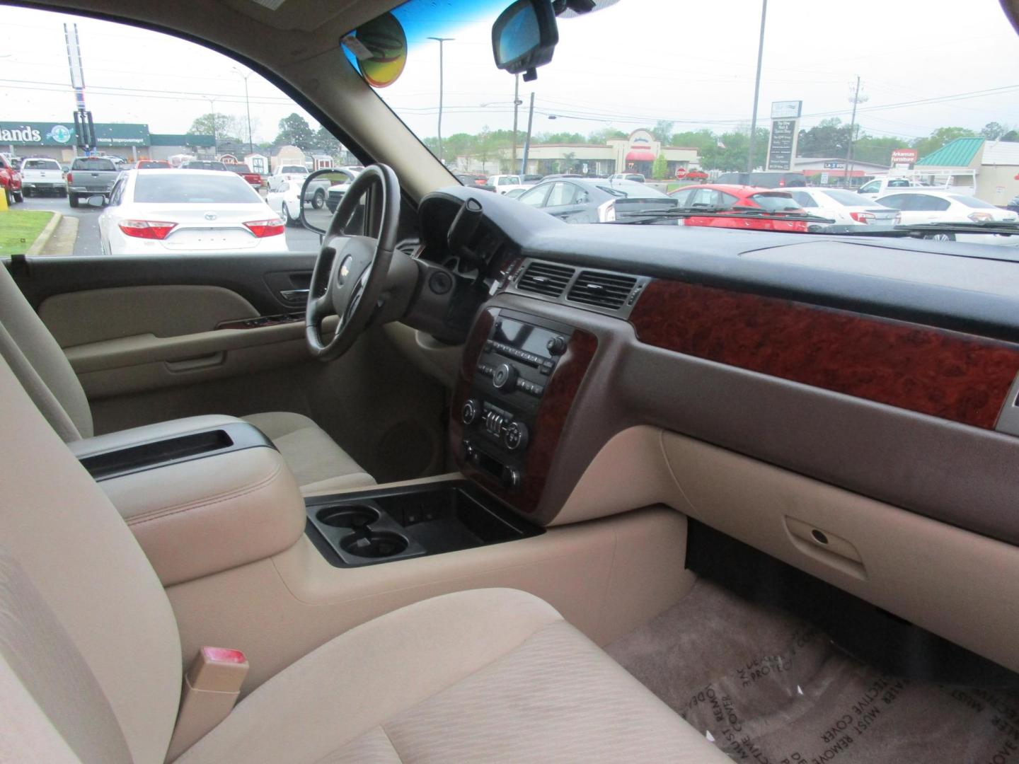 2009 GOLD /Tan Chevrolet Tahoe LT1 2WD (1GNEC23359R) with an 5.3L V8 OHV 16V FFV engine, 6-Speed Automatic transmission, located at 1814 Albert Pike Road, Hot Springs, AR, 71913, (501) 623-1717, 34.494228, -93.094070 - Photo#7
