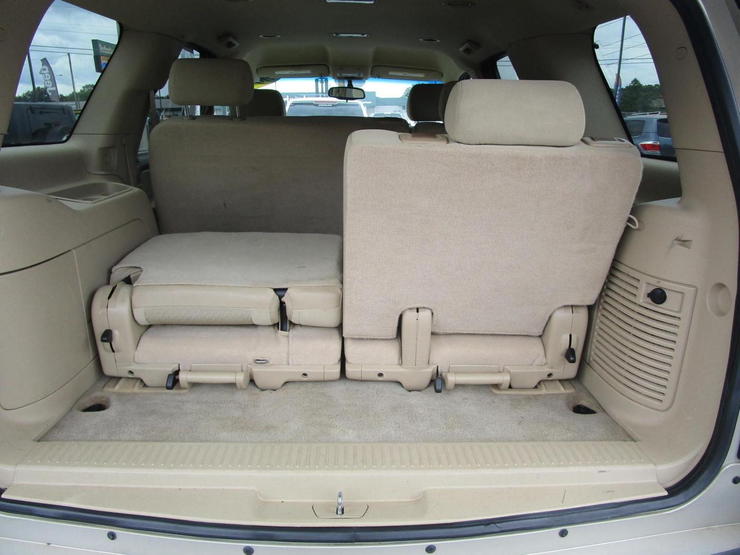 2009 GOLD /Tan Chevrolet Tahoe LT1 2WD (1GNEC23359R) with an 5.3L V8 OHV 16V FFV engine, 6-Speed Automatic transmission, located at 1814 Albert Pike Road, Hot Springs, AR, 71913, (501) 623-1717, 34.494228, -93.094070 - Photo#10