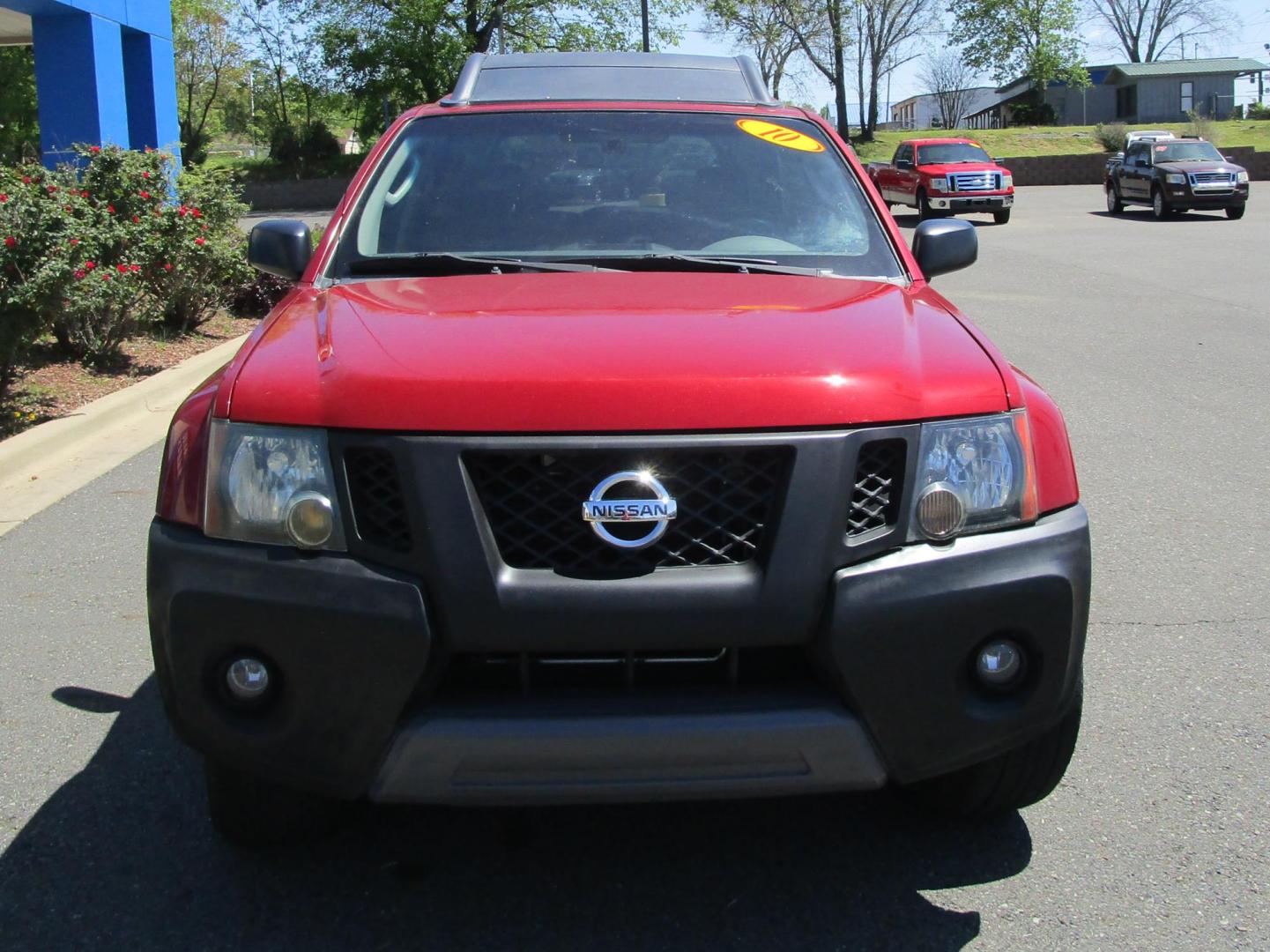 2010 RED /BLACK Nissan Xterra S 2WD (5N1AN0NU0AC) with an 4.0L V6 DOHC 24V engine, located at 1814 Albert Pike Road, Hot Springs, AR, 71913, (501) 623-1717, 34.494228, -93.094070 - Photo#2
