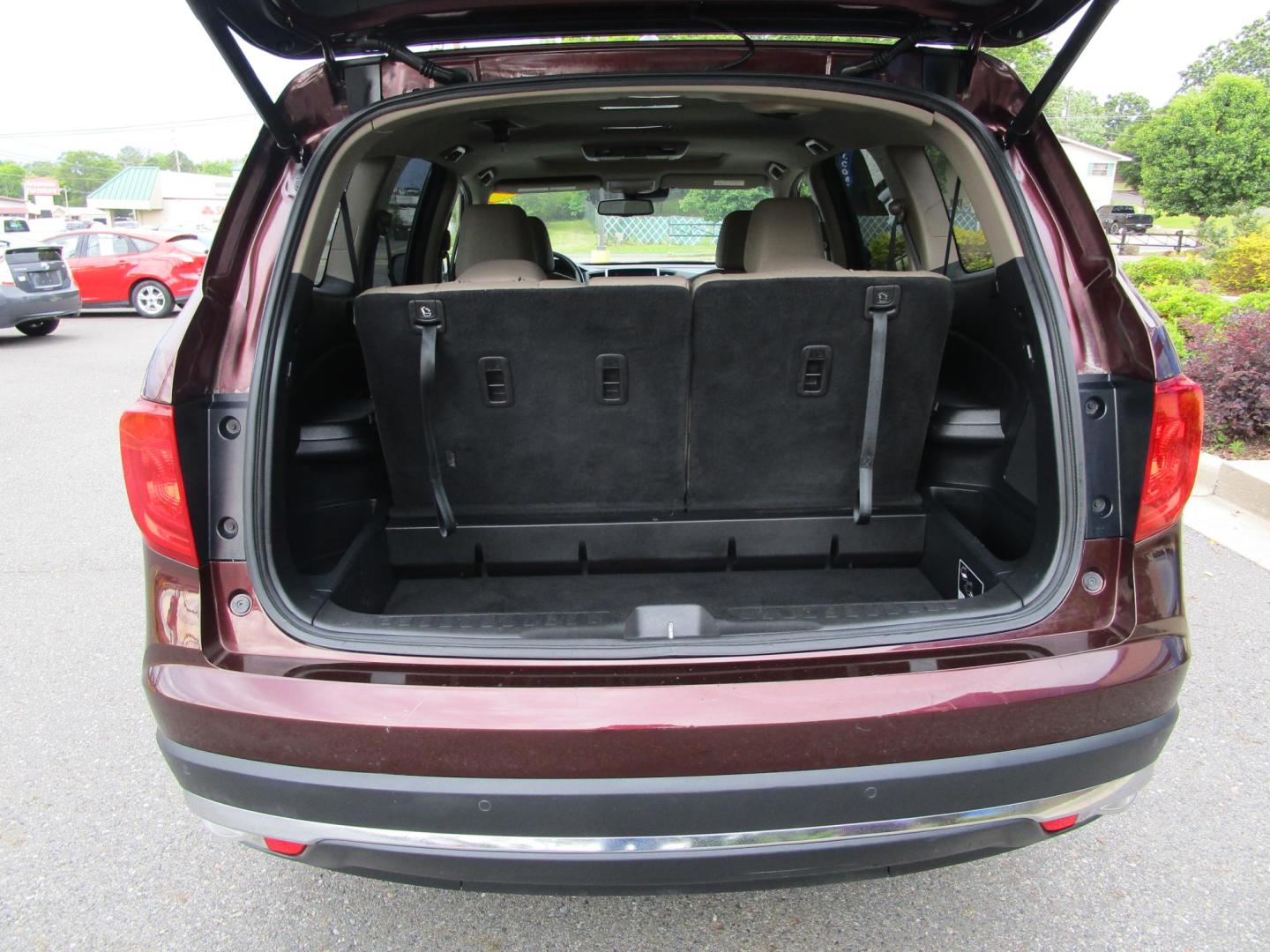 2017 MAROON /Tan / Leather Honda Pilot Touring (5FNYF6H95HB) with an 3.5L V6 SOHC 24V engine, 9A transmission, located at 1814 Albert Pike Road, Hot Springs, AR, 71913, (501) 623-1717, 34.494228, -93.094070 - Photo#10