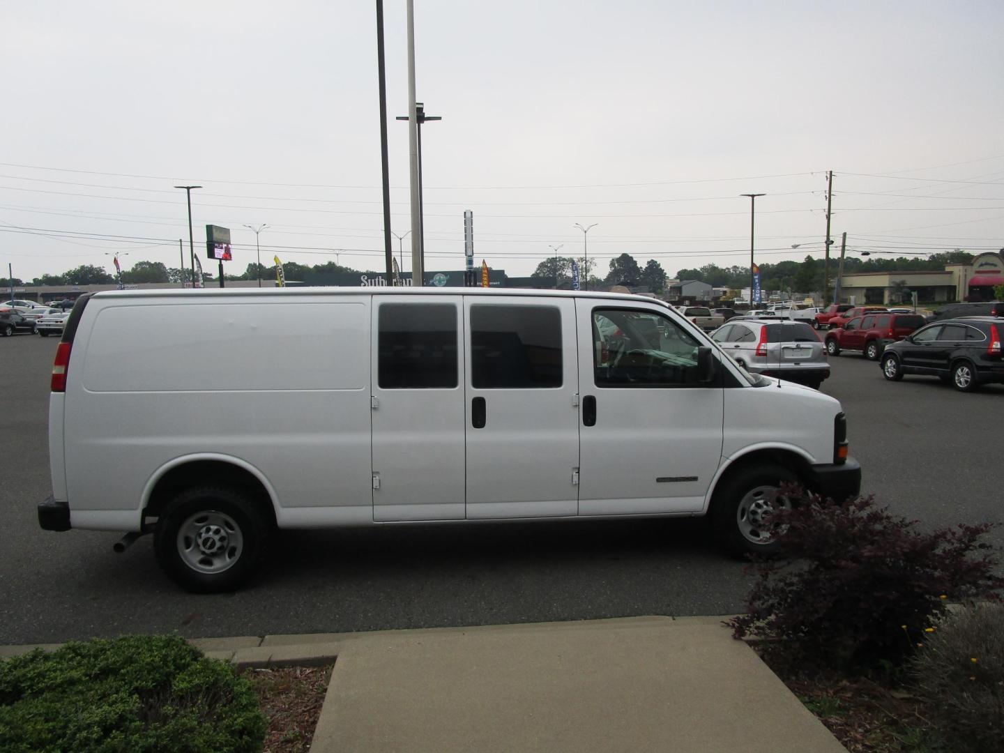 2006 WHITE /GREY GMC Savana G2500 Extended Cargo (1GTGG29VX61) with an 4.8L V8 OHV 16V engine, 4-Speed Automatic transmission, located at 1814 Albert Pike Road, Hot Springs, AR, 71913, (501) 623-1717, 34.494228, -93.094070 - Photo#4