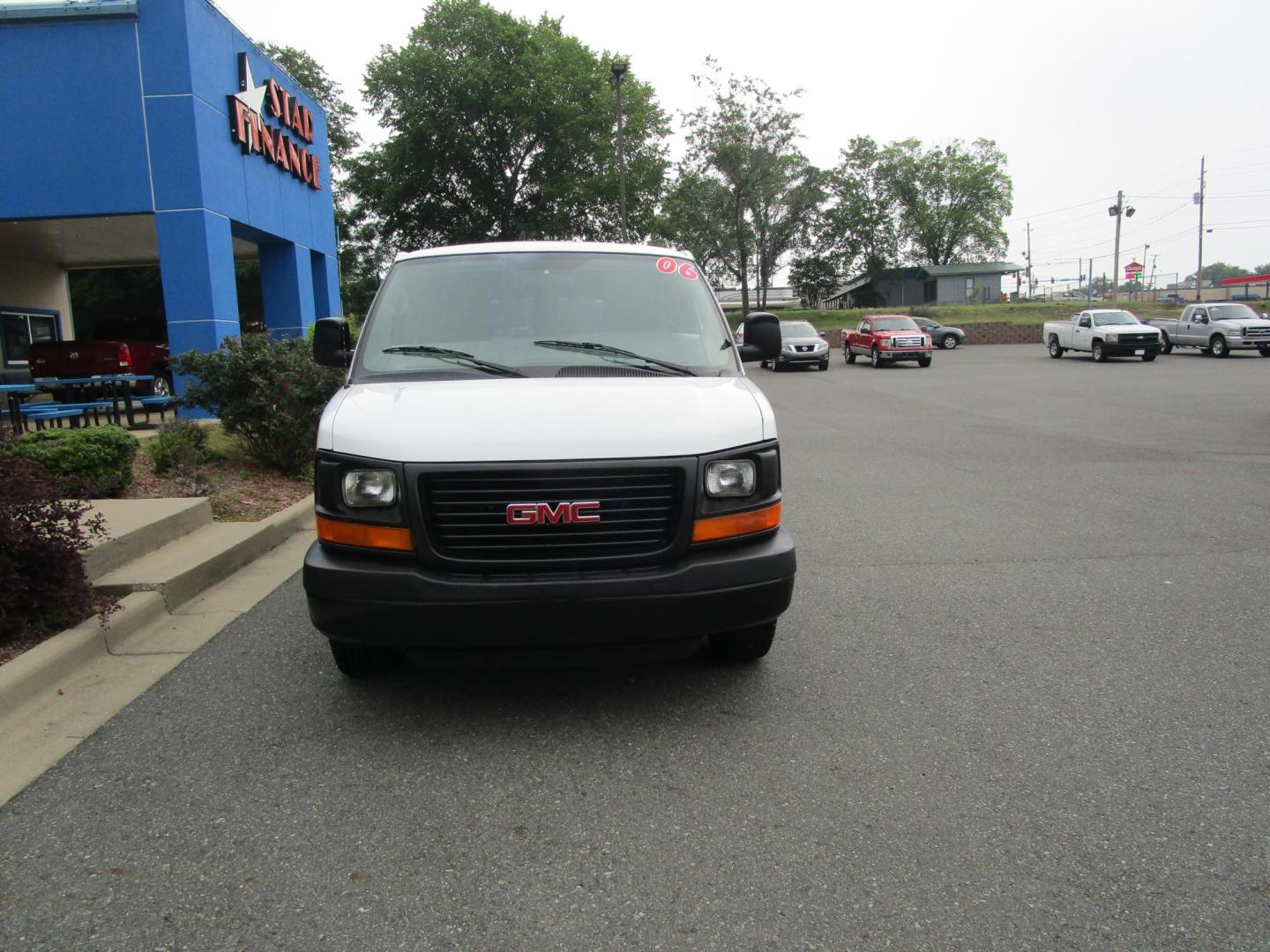 2006 WHITE /GREY GMC Savana G2500 Extended Cargo (1GTGG29VX61) with an 4.8L V8 OHV 16V engine, 4-Speed Automatic transmission, located at 1814 Albert Pike Road, Hot Springs, AR, 71913, (501) 623-1717, 34.494228, -93.094070 - Photo#2