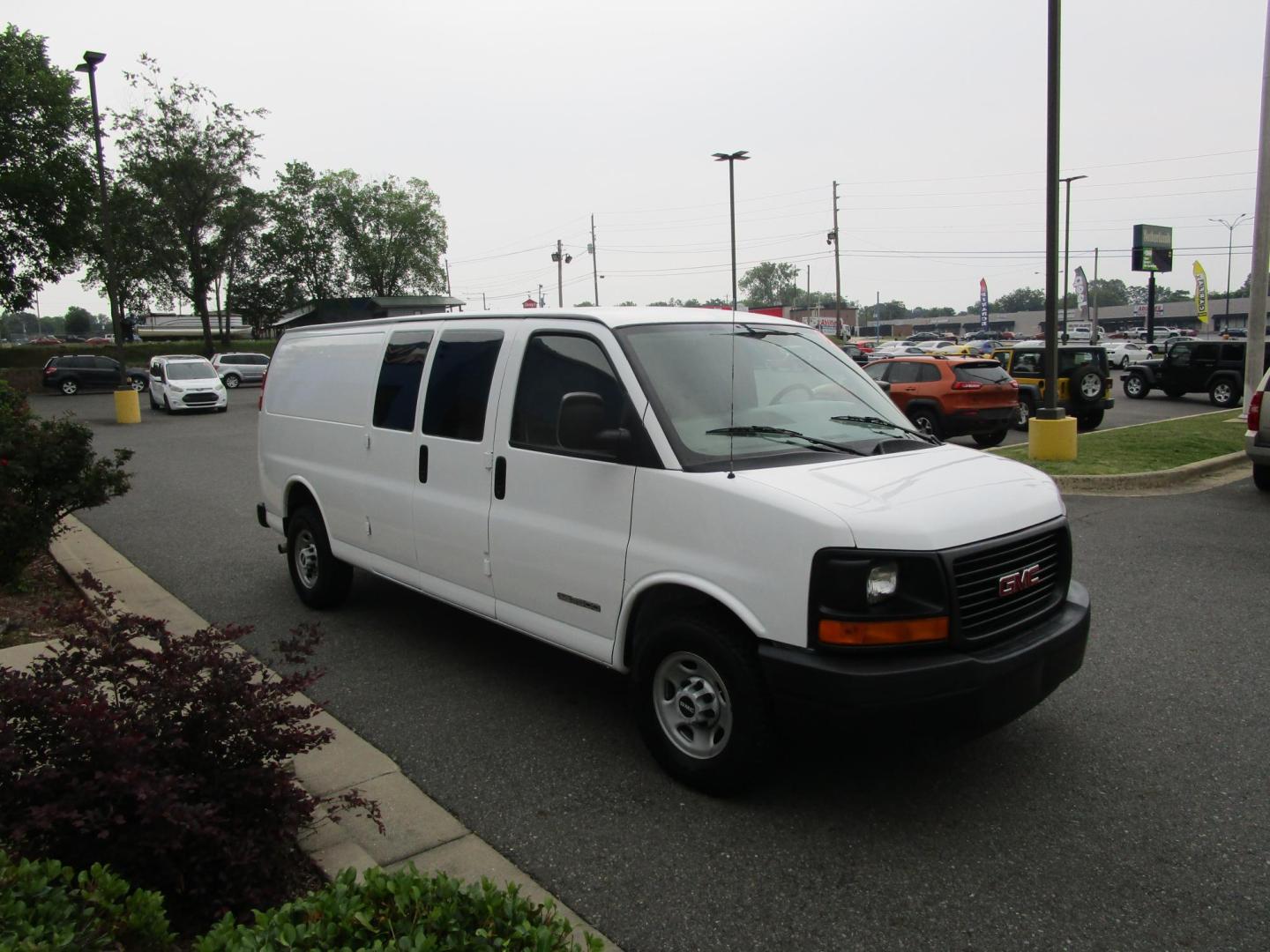 2006 WHITE /GREY GMC Savana G2500 Extended Cargo (1GTGG29VX61) with an 4.8L V8 OHV 16V engine, 4-Speed Automatic transmission, located at 1814 Albert Pike Road, Hot Springs, AR, 71913, (501) 623-1717, 34.494228, -93.094070 - Photo#3