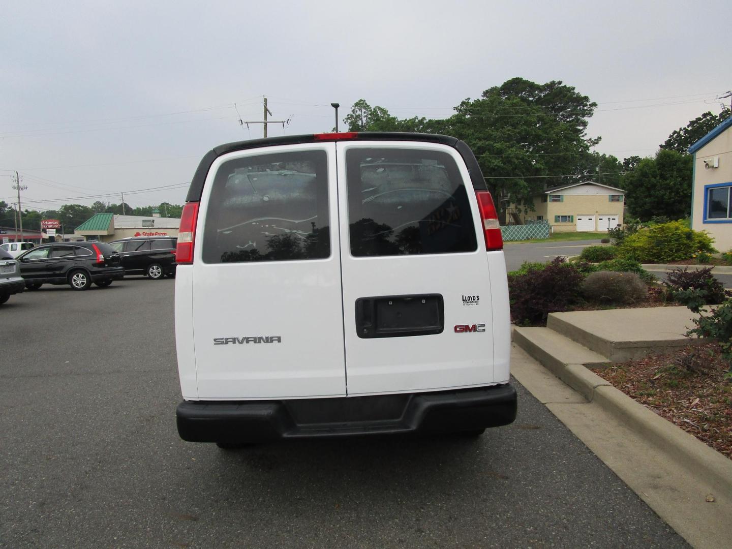 2006 WHITE /GREY GMC Savana G2500 Extended Cargo (1GTGG29VX61) with an 4.8L V8 OHV 16V engine, 4-Speed Automatic transmission, located at 1814 Albert Pike Road, Hot Springs, AR, 71913, (501) 623-1717, 34.494228, -93.094070 - Photo#5