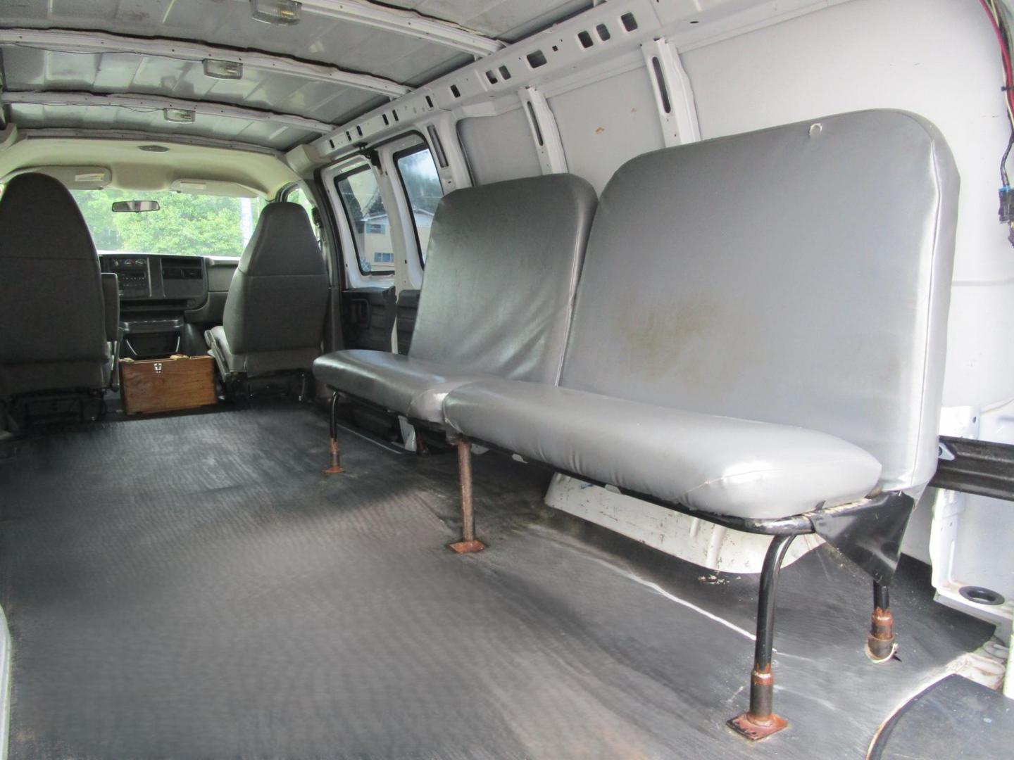 2006 WHITE /GREY GMC Savana G2500 Extended Cargo (1GTGG29VX61) with an 4.8L V8 OHV 16V engine, 4-Speed Automatic transmission, located at 1814 Albert Pike Road, Hot Springs, AR, 71913, (501) 623-1717, 34.494228, -93.094070 - Photo#9