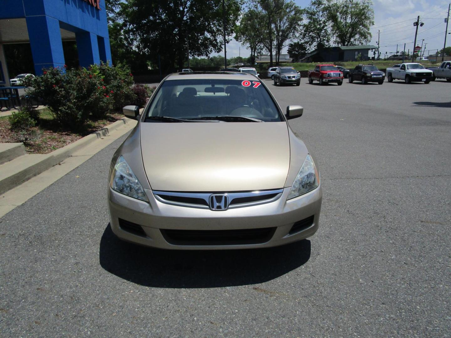 2007 GOLD /Tan / Leather Honda Accord EX-L Sedan AT (1HGCM56837A) with an 2.4L L4 DOHC 16V engine, 5-Speed Automatic Overdrive transmission, located at 1814 Albert Pike Road, Hot Springs, AR, 71913, (501) 623-1717, 34.494228, -93.094070 - Photo#2