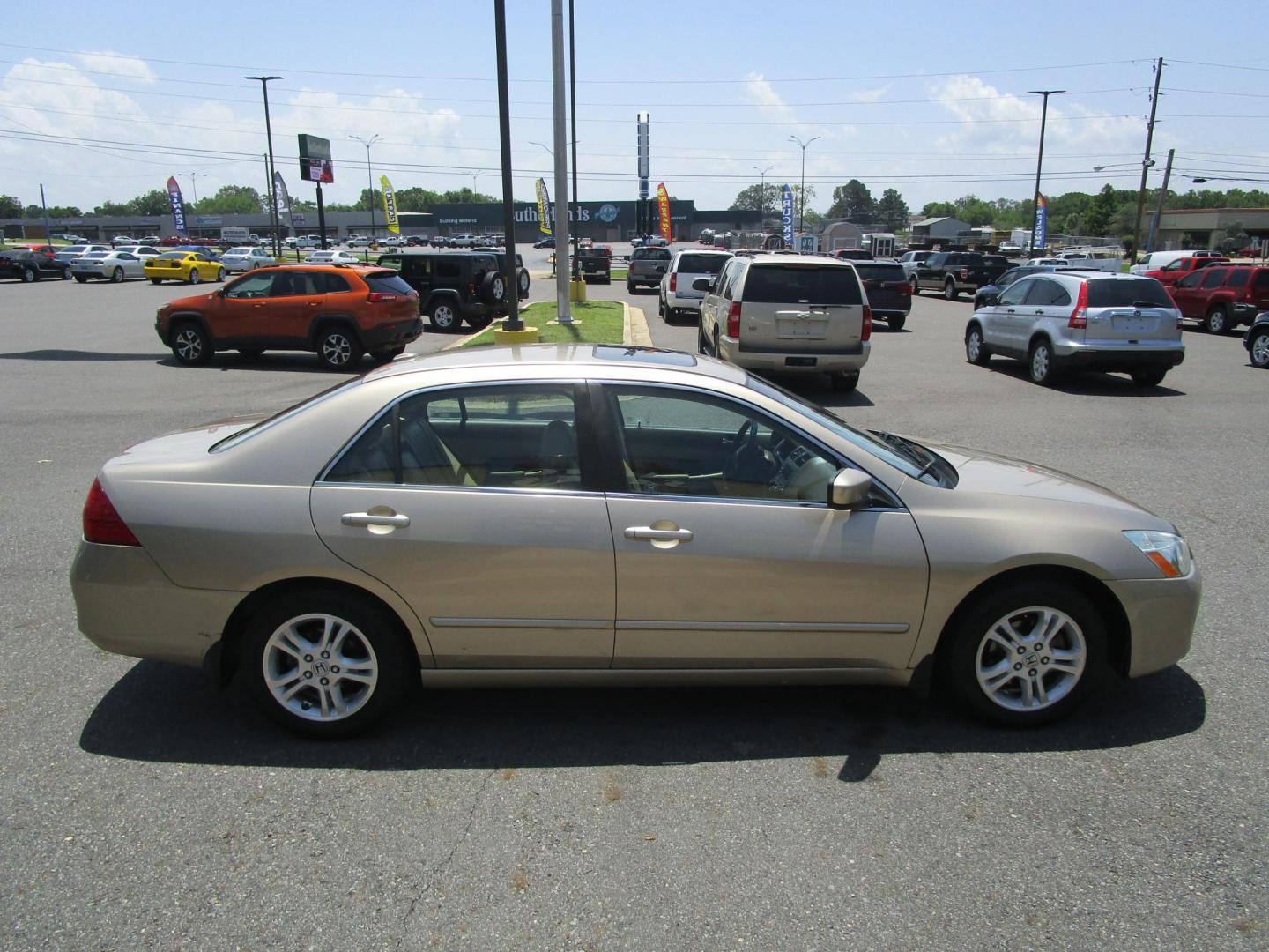 2007 GOLD /Tan / Leather Honda Accord EX-L Sedan AT (1HGCM56837A) with an 2.4L L4 DOHC 16V engine, 5-Speed Automatic Overdrive transmission, located at 1814 Albert Pike Road, Hot Springs, AR, 71913, (501) 623-1717, 34.494228, -93.094070 - Photo#4