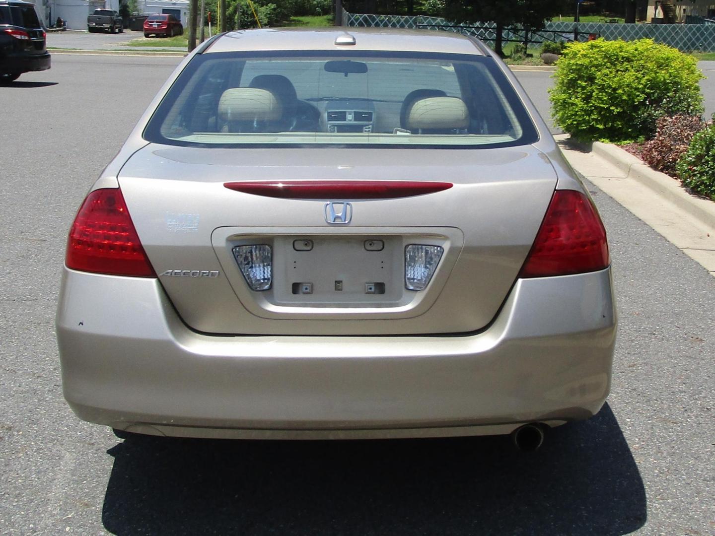 2007 GOLD /Tan / Leather Honda Accord EX-L Sedan AT (1HGCM56837A) with an 2.4L L4 DOHC 16V engine, 5-Speed Automatic Overdrive transmission, located at 1814 Albert Pike Road, Hot Springs, AR, 71913, (501) 623-1717, 34.494228, -93.094070 - Photo#5