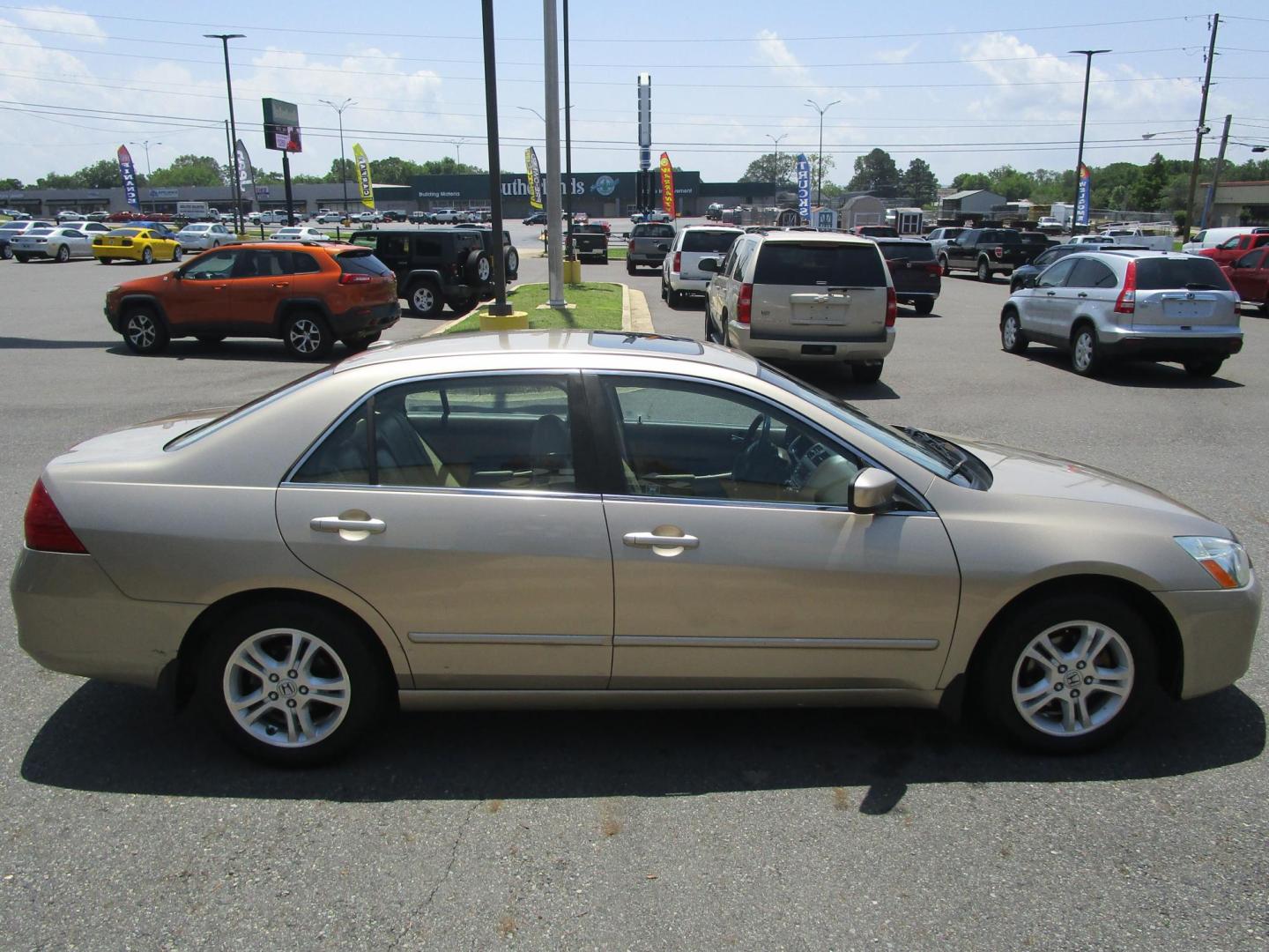 2007 GOLD /Tan / Leather Honda Accord EX-L Sedan AT (1HGCM56837A) with an 2.4L L4 DOHC 16V engine, 5-Speed Automatic Overdrive transmission, located at 1814 Albert Pike Road, Hot Springs, AR, 71913, (501) 623-1717, 34.494228, -93.094070 - Photo#4