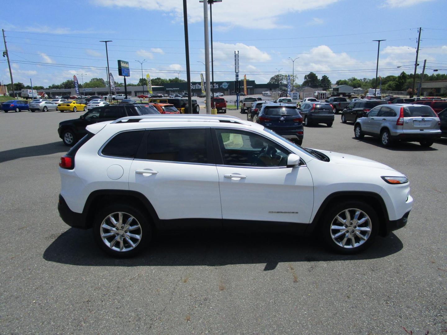2016 WHITE /Black / Leather Jeep Cherokee Limited FWD (1C4PJLDB6GW) with an 2.4L L4 DOHC 16V engine, 9A transmission, located at 1814 Albert Pike Road, Hot Springs, AR, 71913, (501) 623-1717, 34.494228, -93.094070 - Photo#4