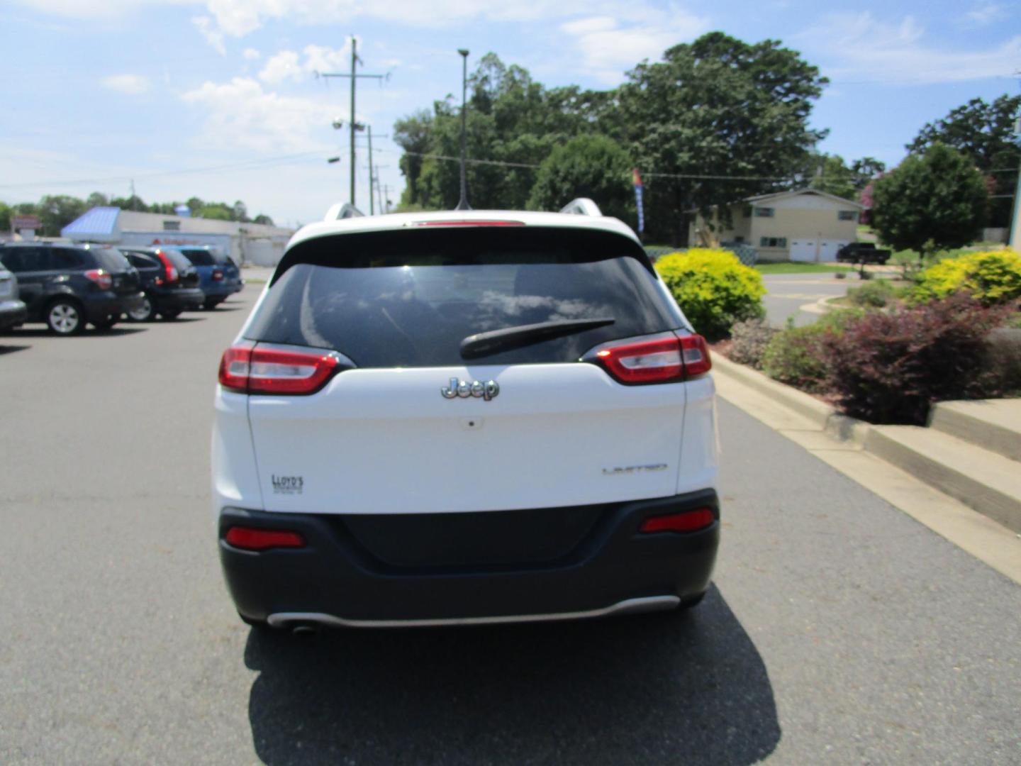 2016 WHITE /Black / Leather Jeep Cherokee Limited FWD (1C4PJLDB6GW) with an 2.4L L4 DOHC 16V engine, 9A transmission, located at 1814 Albert Pike Road, Hot Springs, AR, 71913, (501) 623-1717, 34.494228, -93.094070 - Photo#5