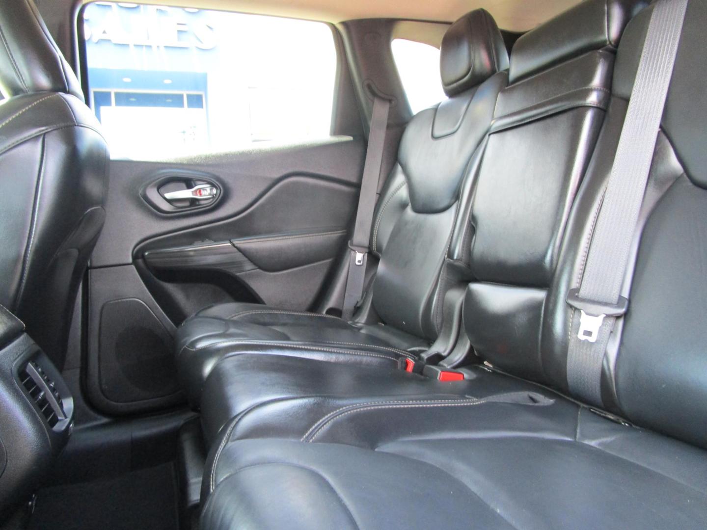 2016 WHITE /Black / Leather Jeep Cherokee Limited FWD (1C4PJLDB6GW) with an 2.4L L4 DOHC 16V engine, 9A transmission, located at 1814 Albert Pike Road, Hot Springs, AR, 71913, (501) 623-1717, 34.494228, -93.094070 - Photo#7