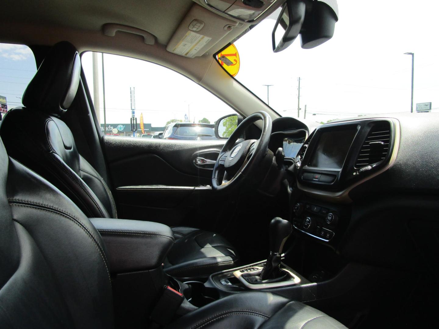 2016 WHITE /Black / Leather Jeep Cherokee Limited FWD (1C4PJLDB6GW) with an 2.4L L4 DOHC 16V engine, 9A transmission, located at 1814 Albert Pike Road, Hot Springs, AR, 71913, (501) 623-1717, 34.494228, -93.094070 - Photo#9