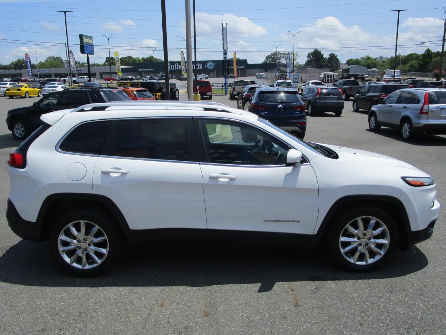 2016 WHITE /Black / Leather Jeep Cherokee Limited FWD (1C4PJLDB6GW) with an 2.4L L4 DOHC 16V engine, 9A transmission, located at 1814 Albert Pike Road, Hot Springs, AR, 71913, (501) 623-1717, 34.494228, -93.094070 - Photo#4