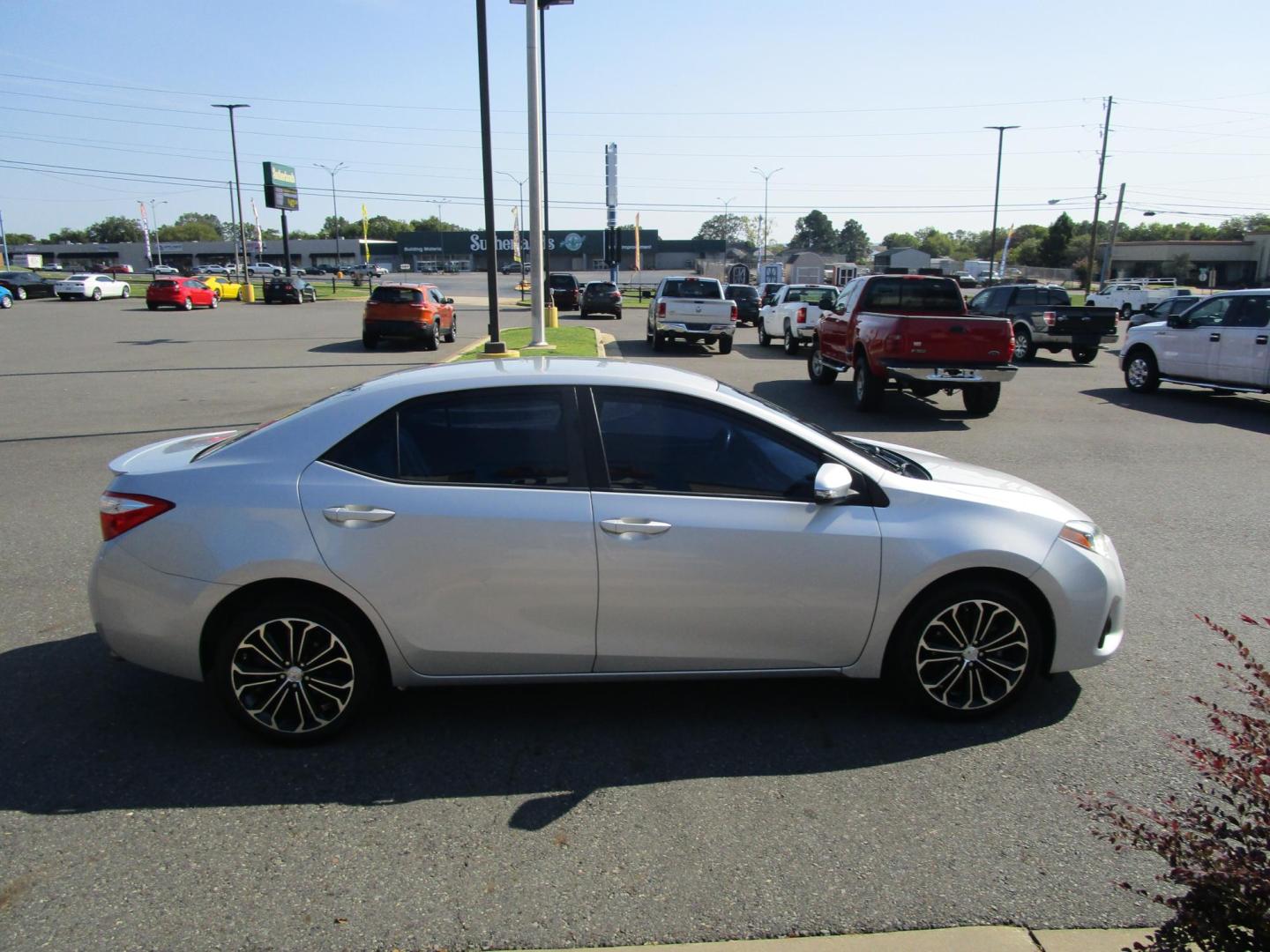 2014 SILVER /BLACK Toyota Corolla L 4-Speed AT (2T1BURHE7EC) with an 1.8L L4 DOHC 16V engine, 4-Speed Automatic transmission, located at 1814 Albert Pike Road, Hot Springs, AR, 71913, (501) 623-1717, 34.494228, -93.094070 - Photo#4