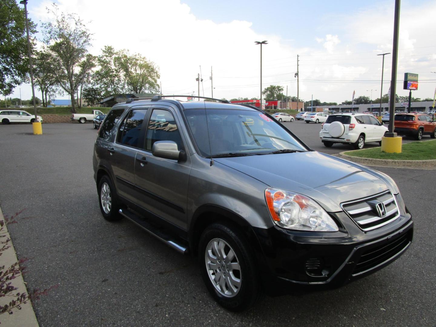 2005 Grey /BLACK Honda CR-V EX 4WD AT (JHLRD78825C) with an 2.4L L4 DOHC 16V engine, 5-Speed Automatic Overdrive transmission, located at 1814 Albert Pike Road, Hot Springs, AR, 71913, (501) 623-1717, 34.494228, -93.094070 - Photo#3