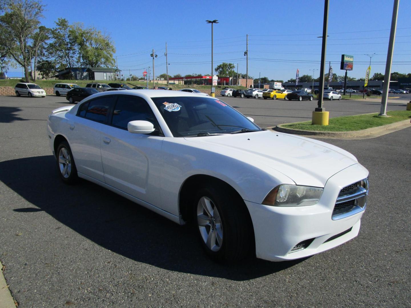 2012 WHITE /BLACK Dodge Charger SE (2C3CDXBG7CH) with an 3.6L V6 DOHC 24V engine, 5-Speed Automatic transmission, located at 1814 Albert Pike Road, Hot Springs, AR, 71913, (501) 623-1717, 34.494228, -93.094070 - Photo#3