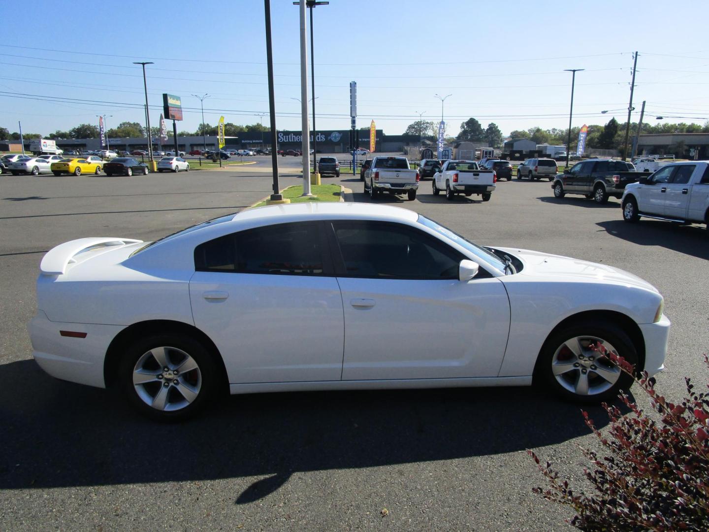 2012 WHITE /BLACK Dodge Charger SE (2C3CDXBG7CH) with an 3.6L V6 DOHC 24V engine, 5-Speed Automatic transmission, located at 1814 Albert Pike Road, Hot Springs, AR, 71913, (501) 623-1717, 34.494228, -93.094070 - Photo#4