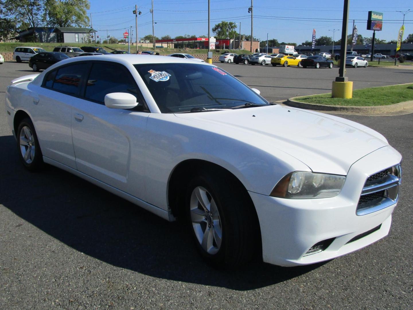 2012 WHITE /BLACK Dodge Charger SE (2C3CDXBG7CH) with an 3.6L V6 DOHC 24V engine, 5-Speed Automatic transmission, located at 1814 Albert Pike Road, Hot Springs, AR, 71913, (501) 623-1717, 34.494228, -93.094070 - Photo#3