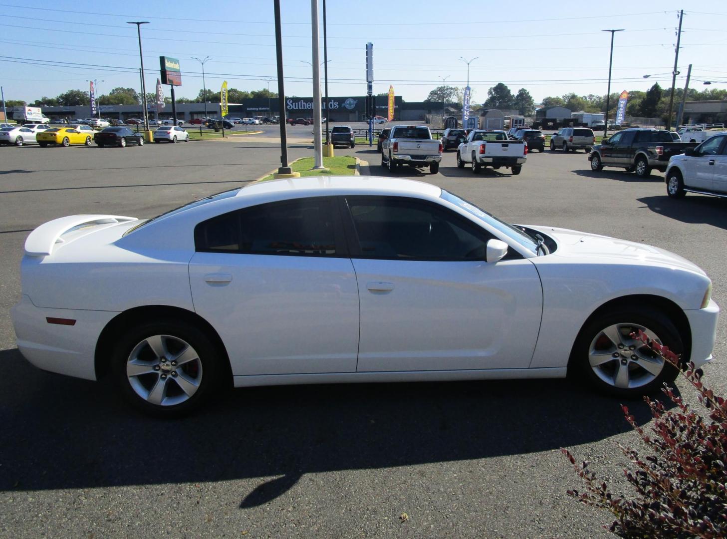 2012 WHITE /BLACK Dodge Charger SE (2C3CDXBG7CH) with an 3.6L V6 DOHC 24V engine, 5-Speed Automatic transmission, located at 1814 Albert Pike Road, Hot Springs, AR, 71913, (501) 623-1717, 34.494228, -93.094070 - Photo#4