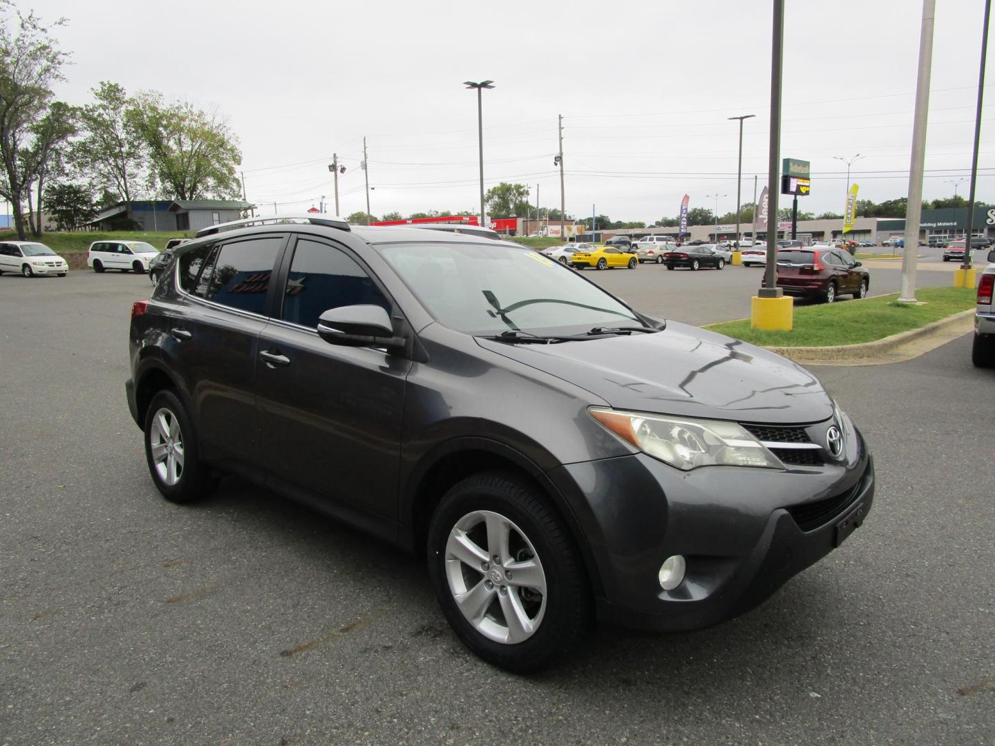 2013 GRAY /BLACK Toyota RAV4 XLE FWD (2T3WFREV5DW) with an 2.5L L4 DOHC 16V engine, 6-Speed Automatic transmission, located at 1814 Albert Pike Road, Hot Springs, AR, 71913, (501) 623-1717, 34.494228, -93.094070 - Photo#3