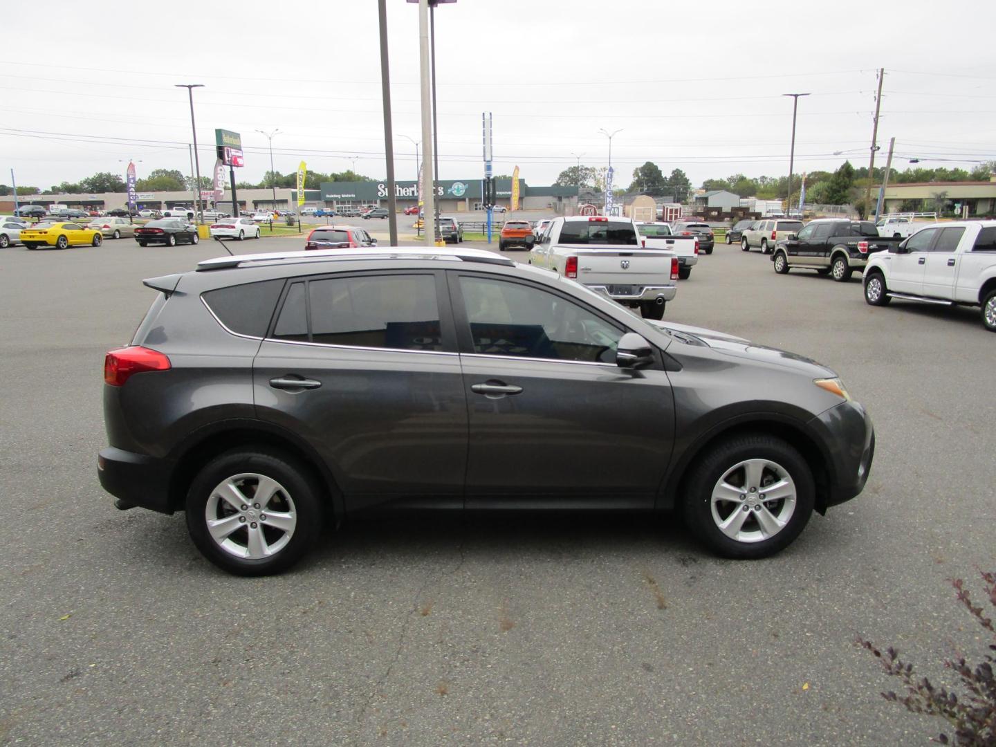 2013 GRAY /BLACK Toyota RAV4 XLE FWD (2T3WFREV5DW) with an 2.5L L4 DOHC 16V engine, 6-Speed Automatic transmission, located at 1814 Albert Pike Road, Hot Springs, AR, 71913, (501) 623-1717, 34.494228, -93.094070 - Photo#4
