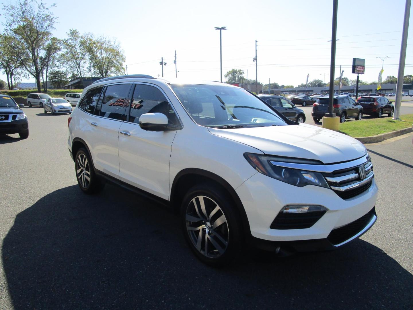 2016 WHITE /Black / Leather Honda Pilot Elite 4WD (5FNYF6H07GB) with an 3.5L V6 SOHC 24V engine, 9-Speed Automatic transmission, located at 1814 Albert Pike Road, Hot Springs, AR, 71913, (501) 623-1717, 34.494228, -93.094070 - Photo#3