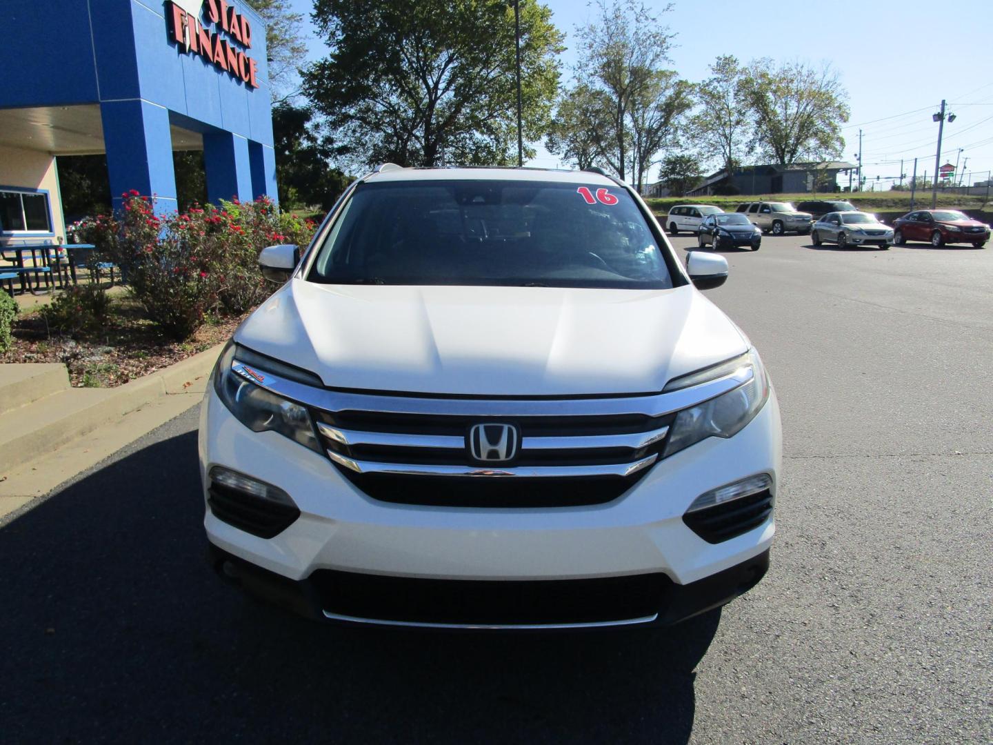 2016 WHITE /Black / Leather Honda Pilot Elite 4WD (5FNYF6H07GB) with an 3.5L V6 SOHC 24V engine, 9-Speed Automatic transmission, located at 1814 Albert Pike Road, Hot Springs, AR, 71913, (501) 623-1717, 34.494228, -93.094070 - Photo#2