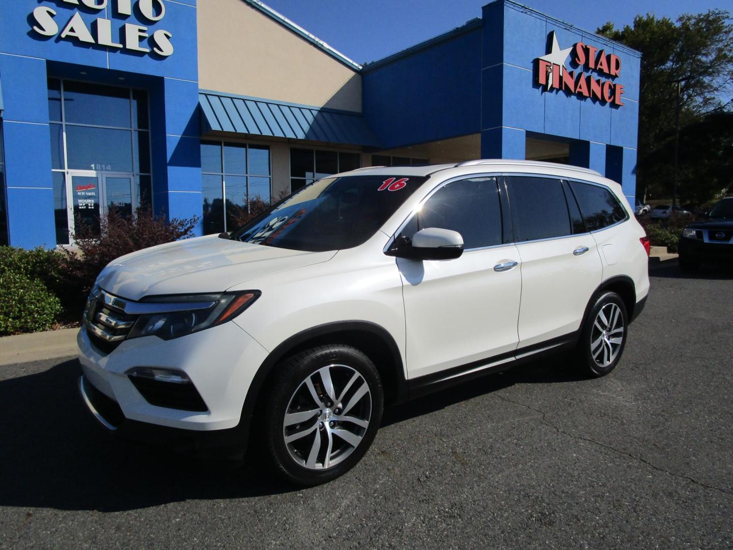 2016 WHITE /Black / Leather Honda Pilot Elite 4WD (5FNYF6H07GB) with an 3.5L V6 SOHC 24V engine, 9-Speed Automatic transmission, located at 1814 Albert Pike Road, Hot Springs, AR, 71913, (501) 623-1717, 34.494228, -93.094070 - Photo#1