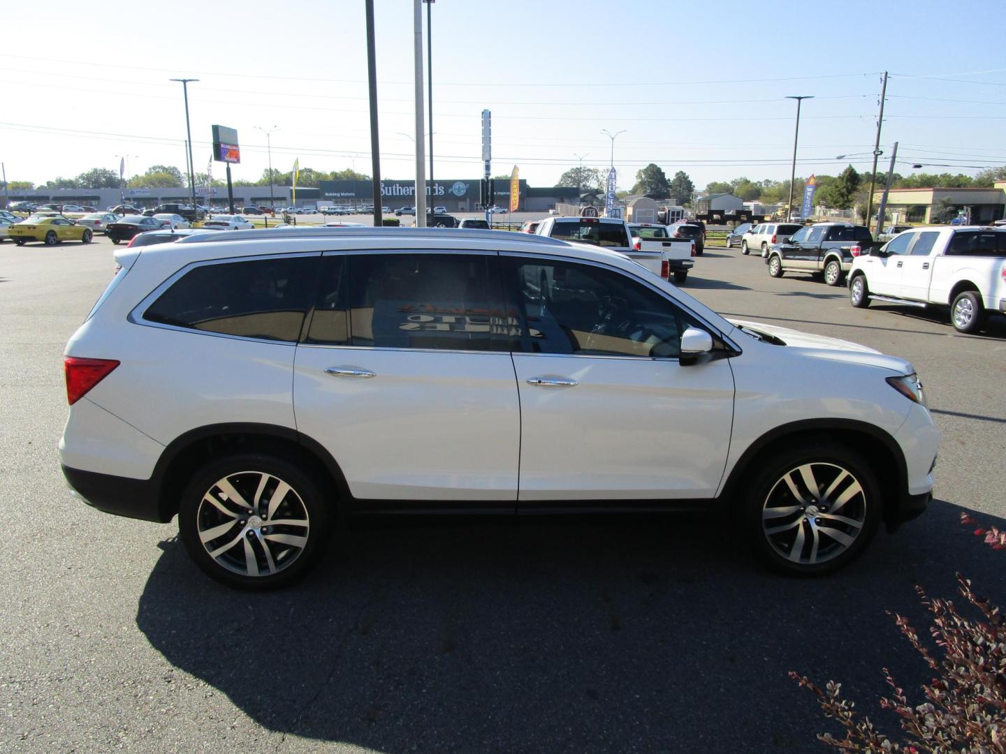 2016 WHITE /Black / Leather Honda Pilot Elite 4WD (5FNYF6H07GB) with an 3.5L V6 SOHC 24V engine, 9-Speed Automatic transmission, located at 1814 Albert Pike Road, Hot Springs, AR, 71913, (501) 623-1717, 34.494228, -93.094070 - Photo#4