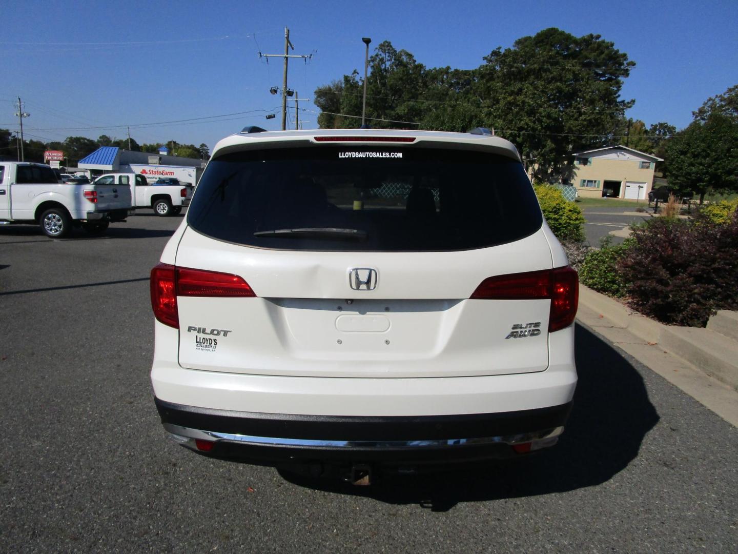 2016 WHITE /Black / Leather Honda Pilot Elite 4WD (5FNYF6H07GB) with an 3.5L V6 SOHC 24V engine, 9-Speed Automatic transmission, located at 1814 Albert Pike Road, Hot Springs, AR, 71913, (501) 623-1717, 34.494228, -93.094070 - Photo#5