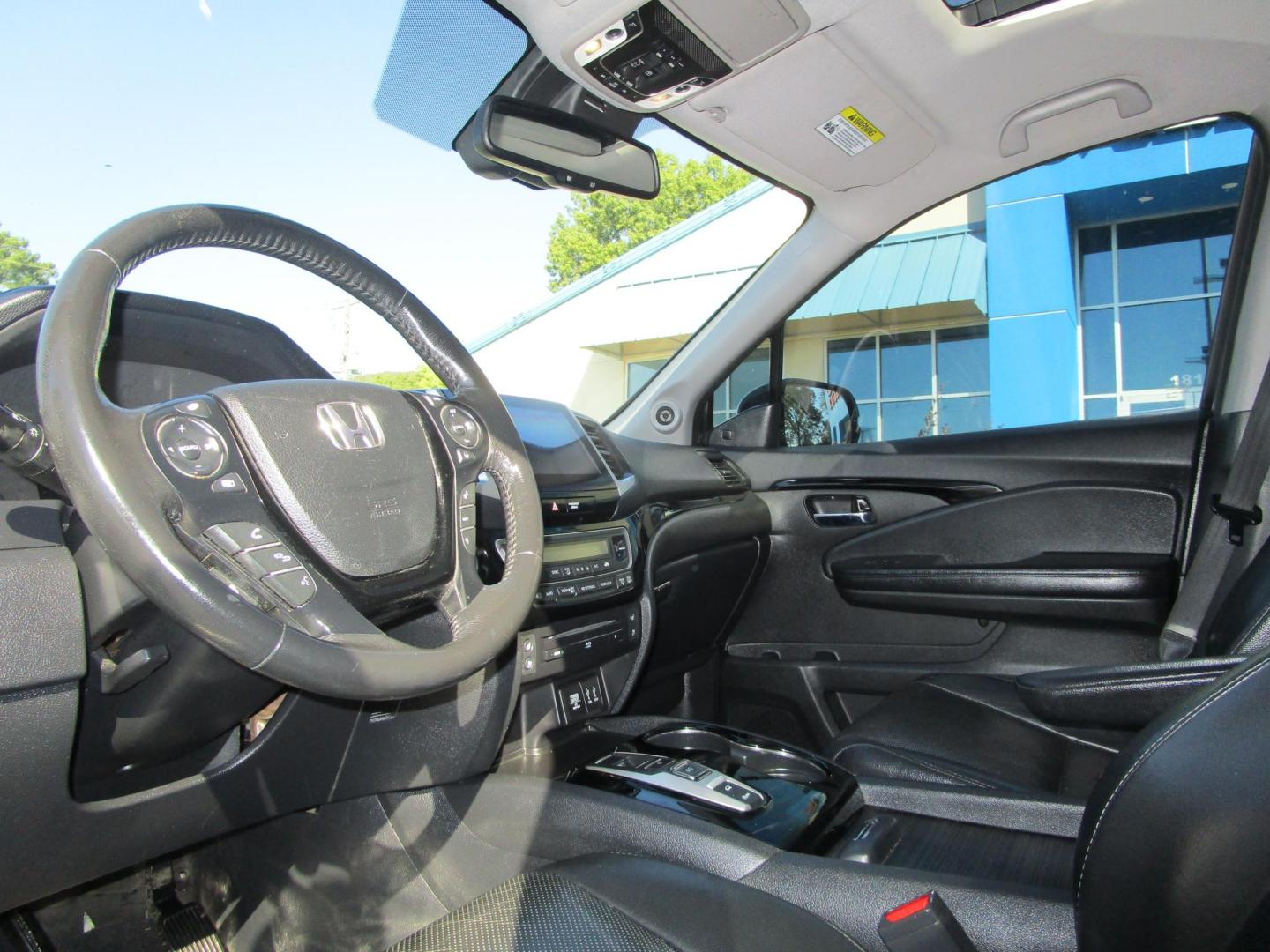 2016 WHITE /Black / Leather Honda Pilot Elite 4WD (5FNYF6H07GB) with an 3.5L V6 SOHC 24V engine, 9-Speed Automatic transmission, located at 1814 Albert Pike Road, Hot Springs, AR, 71913, (501) 623-1717, 34.494228, -93.094070 - Photo#6