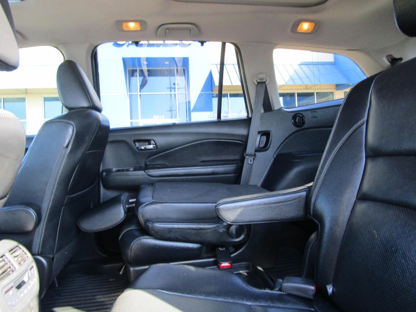 2016 WHITE /Black / Leather Honda Pilot Elite 4WD (5FNYF6H07GB) with an 3.5L V6 SOHC 24V engine, 9-Speed Automatic transmission, located at 1814 Albert Pike Road, Hot Springs, AR, 71913, (501) 623-1717, 34.494228, -93.094070 - Photo#7
