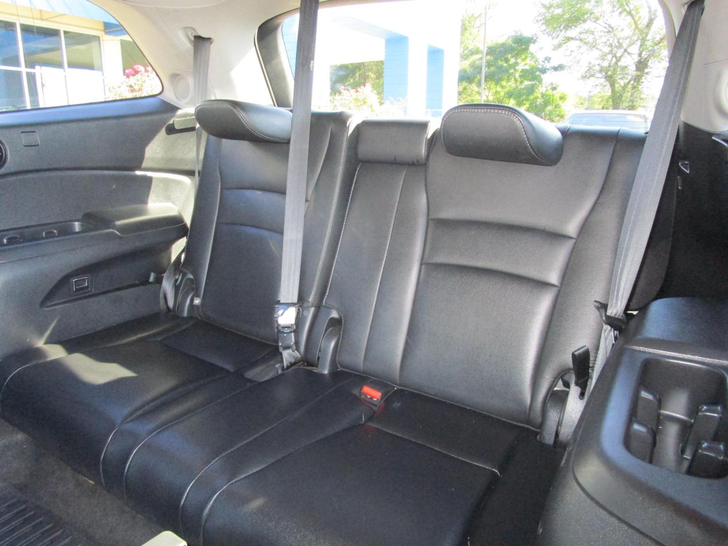 2016 WHITE /Black / Leather Honda Pilot Elite 4WD (5FNYF6H07GB) with an 3.5L V6 SOHC 24V engine, 9-Speed Automatic transmission, located at 1814 Albert Pike Road, Hot Springs, AR, 71913, (501) 623-1717, 34.494228, -93.094070 - Photo#8
