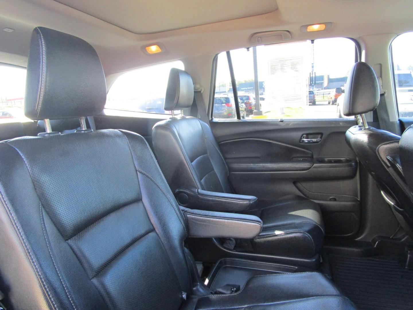 2016 WHITE /Black / Leather Honda Pilot Elite 4WD (5FNYF6H07GB) with an 3.5L V6 SOHC 24V engine, 9-Speed Automatic transmission, located at 1814 Albert Pike Road, Hot Springs, AR, 71913, (501) 623-1717, 34.494228, -93.094070 - Photo#10