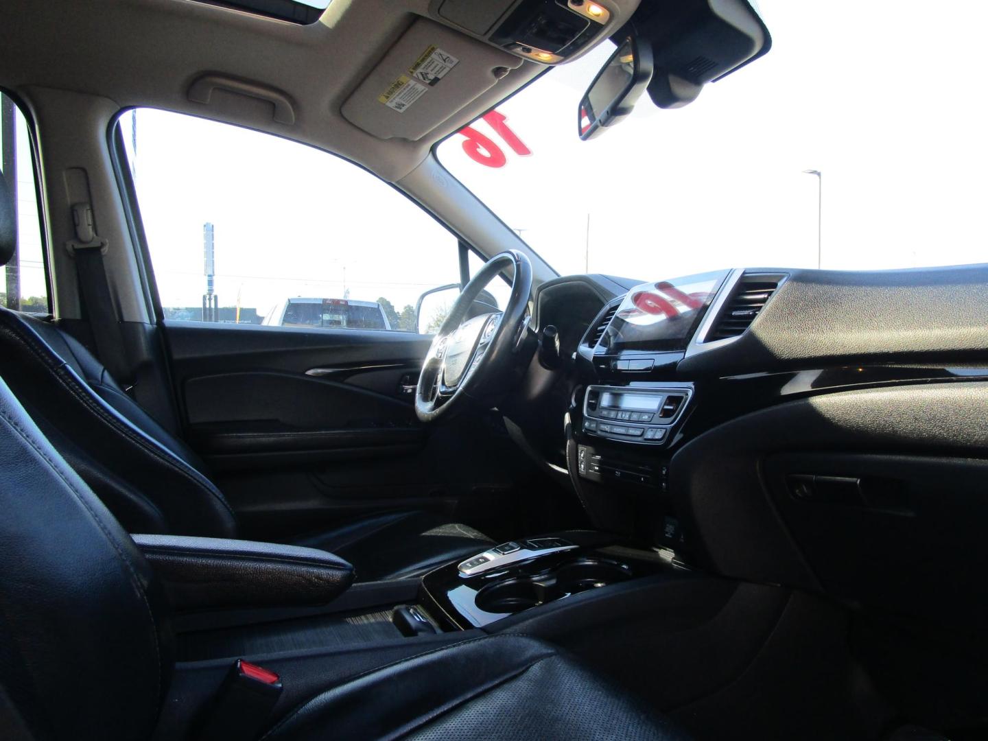 2016 WHITE /Black / Leather Honda Pilot Elite 4WD (5FNYF6H07GB) with an 3.5L V6 SOHC 24V engine, 9-Speed Automatic transmission, located at 1814 Albert Pike Road, Hot Springs, AR, 71913, (501) 623-1717, 34.494228, -93.094070 - Photo#11