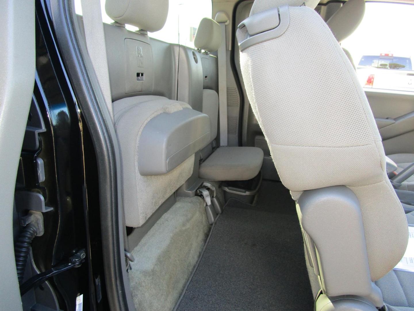 2014 BLACK /GRAY Nissan Frontier SV King Cab I4 5MT 2WD (1N6BD0CT4EN) with an 2.5L L4 DOHC 16V engine, 5-Speed Manual transmission, located at 1814 Albert Pike Road, Hot Springs, AR, 71913, (501) 623-1717, 34.494228, -93.094070 - Photo#9