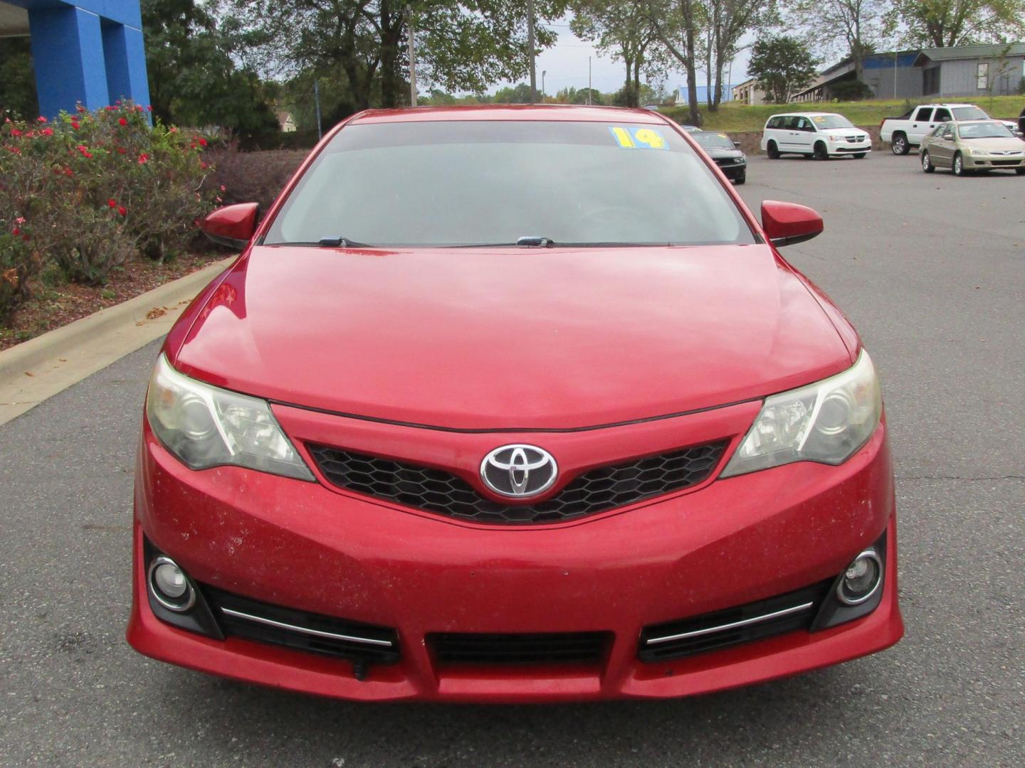 2014 MAROON Toyota Camry SE (4T1BF1FK6EU) with an 2.5L L4 DOHC 16V engine, 6-Speed Automatic transmission, located at 1814 Albert Pike Road, Hot Springs, AR, 71913, (501) 623-1717, 34.494228, -93.094070 - Photo#2
